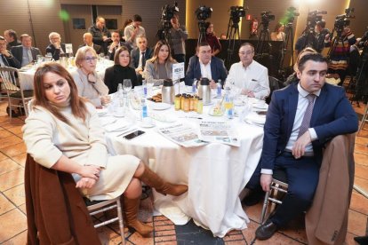 Elisa Patricia Gómez Urbán (Procuradora del Grupo PSOE por Valladolid en las Cortes de Castilla y León), María Isabel Gonzalo Ramírez (Procuradora del Grupo PSOE por Valladolid en las Cortes de Castilla y León), Laura Peregrino Cortijo (Procuradora del Grupo PSOE por Valladolid en las Cortes de Castilla y León), Nuria Rubio García (Procuradora del Grupo PSOE por Valladolid en las Cortes de Castilla y León), Enrique Busto Marcos (Alcalde del Ayuntamiento de Hospital de Órbigo), Julio Fernández Santos (Alcalde del Ayuntamiento de Pajares de los Oteros), Yasmina Cerdá e Iker Salgado. Club de Prensa El Mundo - Conversaciones Políticas con Óscar Puente. -J.M. LOSTAU