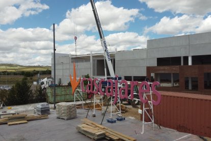 Obras en la nueva fábrica de Cascajares en Dueñas, Palencia. E.M.