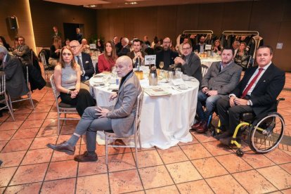 Víctor Caramanzana (Presidente de la Cámara de Comercio de Valladolid), Ana Plaza Simón (Presidenta Asociación de Usuarios de AVE de Valladolid), Carlos Perfecto Pérez (Presidente Asociación de Usuarios de AVE de Valladolid), Ángela de Miguel (Presidenta CEOE Valladolid), David Vicente (Alcalde del Ayuntamiento de Medina de Rioseco), Luis Javier Gómez Potente (Diputado Grupo PSOE en la Diputación de Valladolid), Julio Pereda Alguequi (Portavoz provincal del Grupo VTLP), Fran Sardón (Presidente Impulsa Igualdad) e Ignacio Tremiño (Vicepresidente Impulsa Igualdad). Club de Prensa El Mundo - Conversaciones Políticas con Óscar Puente. -J.M. LOSTAU