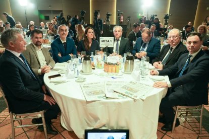 Sarbelio Fernández (Alcalde de Arroyo de la Encomienda), Luis Tudanca (Secretario General del PSCyL), Jacobo Cosmen (Presidente de Alsa), Adriana Ulibarri (Presidenta de Edigrup), Nicanor Sen (Delegado del Gobierno en Castilla y León), José Antonio Sebastián (Comisionado para el Corredor Atlántico), Enrique Cabero (Presidente del CES), y Javier Alfonso Cendón (Diputado socialista por León). Club de Prensa El Mundo - Conversaciones Políticas con Óscar Puente. -J.M. LOSTAU