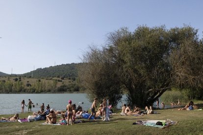 Bañistas en el lago Carucedo de León, una de las zonas con mejor calidad de las aguas que permite refrescarse de la canícula en el corazón del Bierzo. / EDUARDO MARGARETO
