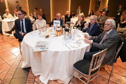 Fernando Ponzán (Director de Equipo de Banca Privada de Castilla y León Sur de Banco Sabadell), Virginia Almanza (Diputada del Grupo PSOE en la Diputación de Valladolid), Adolfo López Ramiro (Diputado del Grupo PSOE en la Diputación de Valladolid), Ana Núñez Nava (Directora Facyl – Foro de Automoción de Castilla y León), Félix Cano (Consejero Delegado de Lingotes Especiales) y José Antonio Peraile (Secretario de Organización del PSOE por Ávila). Club de Prensa El Mundo - Conversaciones Políticas con Óscar Puente. -J.M. LOSTAU