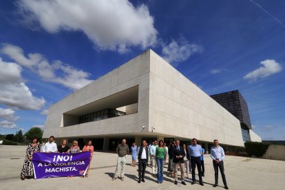 Las Cortes guardan un minuto de silencio contra el asesinato de una mujer en Béjar.- ICAL