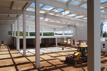Obras en la nueva fábrica de Cascajares en Dueñas, Palencia. E.M.