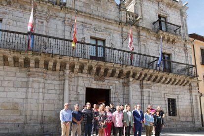 Minuto de silencio en el Ayuntamiento de Ponferrada por el asesinato machista en Béjar (Salamanca).- ICAL