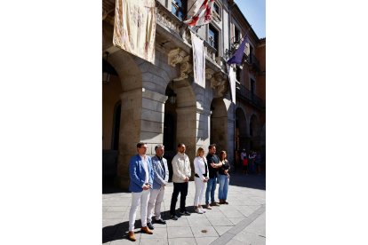 Minuto de silencio en el Ayuntamiento de Ávila por el asesinato machista en Béjar (Salamanca).- ICAL