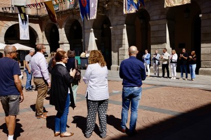 Minuto de silencio en el Ayuntamiento de Ávila por el asesinato machista en Béjar (Salamanca).- ICAL