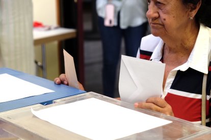 23J- Votaciones en un colegio electoral de Salamanca