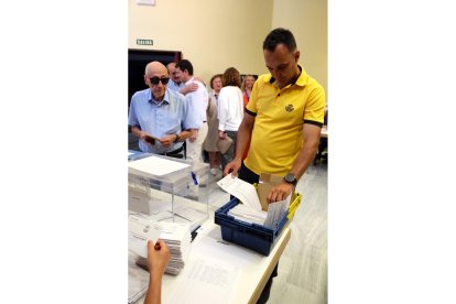 23J- Votaciones en un colegio electoral de Salamanca