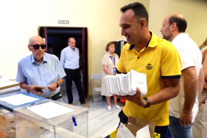 23J- Votaciones en un colegio electoral de Salamanca