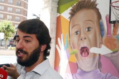 El vicepresidente de la Junta, Juan García-Gallardo, ejerce su derecho al voto en Burgos.-ICAL