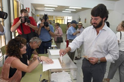 El vicepresidente de la Junta, Juan García-Gallardo, ejerce su derecho al voto en Burgos.-ICAL