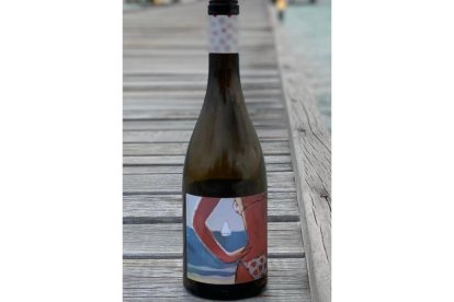 Botella del godello 'Demasiado Corazón' con la etiqueta en la que se ve la misma imagen del cartel. E. M.