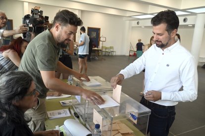 El secretario general del PSOECyL, Luis Tudanca, ejercen su derecho al voto en Burgos.-ICAL