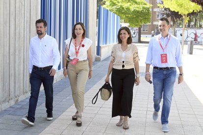 El secretario general del PSOECyL, Luis Tudanca, ejercen su derecho al voto en Burgos.-ICAL