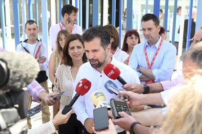 El secretario general del PSOECyL, Luis Tudanca, ejercen su derecho al voto en Burgos.-ICAL