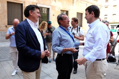 El presidente del Partido Popular de Castilla y León, Alfonso Fernández Mañueco, ejerce su derecho al voto en Salamanca.-ICAL