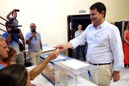 El presidente del Partido Popular de Castilla y León, Alfonso Fernández Mañueco, ejerce su derecho al voto en Salamanca.-ICAL