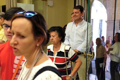 El presidente del Partido Popular de Castilla y León, Alfonso Fernández Mañueco, ejerce su derecho al voto en Salamanca.-ICAL