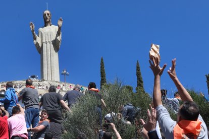 Pedrea del Pan y el Queso en Palencia, con motivo de las fiestas de santo Toribio del barrio de El Cristo. - ICAL
