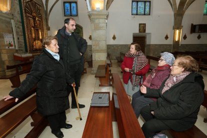 El sacerdote Daniel Becerril en el altar de la iglesia de El Salvador de Velilla del Río Carrión (Palencia) -ICAL