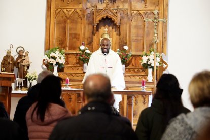 El párroco de Valverde de Curueño, Thierry Rabenkogo, durante la misa de San Martín - ICAL