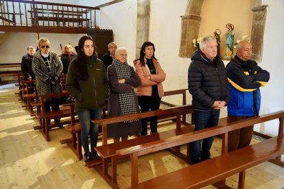 El párroco de Valverde de Curueño, Thierry Rabenkogo, durante la misa de San Martín - ICAL