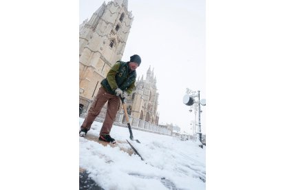 Las nevadas cubren la ciudad de León.- ICAL