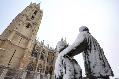 Las nevadas cubren la ciudad de León.- ICAL