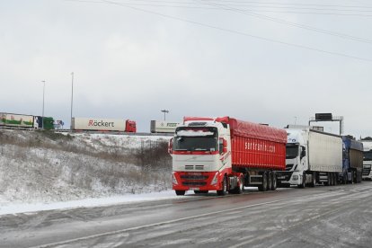 Camiones parados a la salida de Burgos hacia la N1.- ICAL