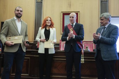 Los astronautas, Sara García y Pablo Álvarez, fueron recibidos en el Ayuntamiento de León. ICAL