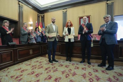 Los astronautas, Sara García y Pablo Álvarez, fueron recibidos en el Ayuntamiento de León. ICAL