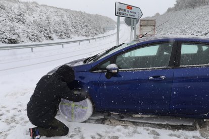 Nieve en la CL 615 cerca de la localidad de Guardo en Palencia.- ICAL