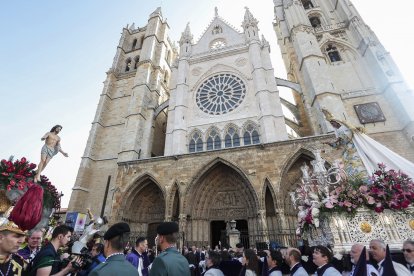 Acto de El Encuentro en el transcurso de la Procesión de El Encuentro, organizada por la Real Hermandad Jesús Divino Obrero. -ICAL