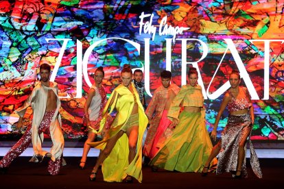 La diseñadora Salmatina, Fely Campo, desfila en la Mercedes Fashion Week.- ICAL