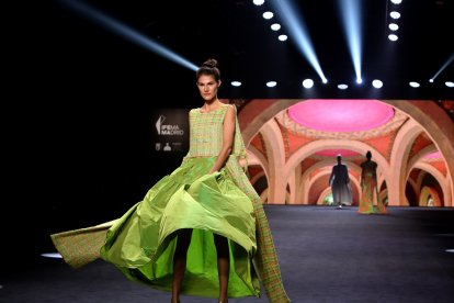 La diseñadora Salmatina, Fely Campo, desfila en la Mercedes Fashion Week.- ICAL