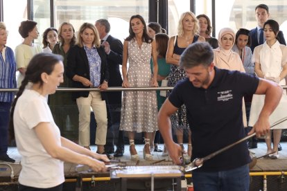 La reina Letizia con los acompañantes de los mandatarios que asisten a la cumbre de la OTAN en su visita a la Fábrica de Vidrio en la Granja de San Idelfonso, Segovia.- E. M.