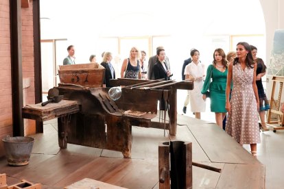 La reina Letizia con los acompañantes de los mandatarios que asisten a la cumbre de la OTAN en su visita a la Fábrica de Vidrio en la Granja de San Idelfonso, Segovia.- E. M.