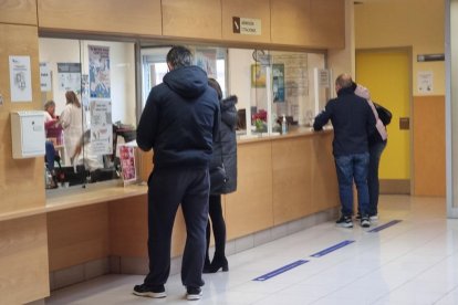 Pacientes esperando en un consultorio médico de Valladolid.-PHOTOGENIC
