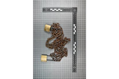 Cadenas que empleó el agresor para atar a la víctima. E.M.