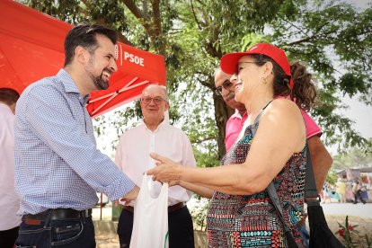 El secretario general del PSOECyL, Luis Tudanca, y el secretario general del PSOE de Ávila y candidato al Senado, Jesús Caro, durante su visita a Arévalo (Ávila). -ICAL