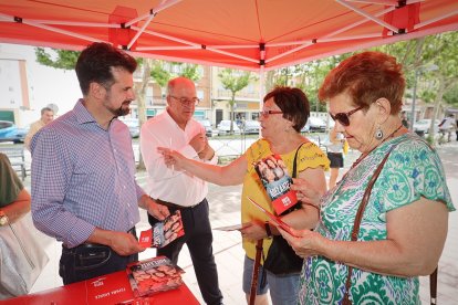 El secretario general del PSOECyL, Luis Tudanca, y el secretario general del PSOE de Ávila y candidato al Senado, Jesús Caro, durante su visita a Arévalo (Ávila). -ICAL