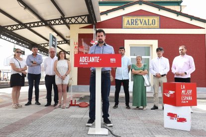 El secretario general del PSOECyL, Luis Tudanca, y el secretario general del PSOE de Ávila y candidato al Senado, Jesús Caro, realizan declaraciones a los medios en su visita a Arévalo (Ávila). -ICAL