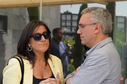 La secretaria de Organización del Psoecyl Ana Sánchez junto a Javier Izquierdo en la presentación de los cabeza de lista socialistas al Congreso y Senado por las nueve provincias de la Comunidad. -ICAL