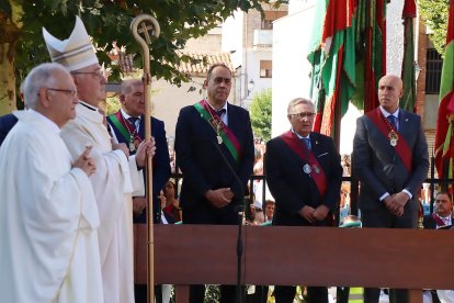 El obispo de León, Luis Ángel de las Heras, los alcaldes del Voto y el acalde de León, José Antonio Díez, en la celebración de la tradicional romería de San Froilán, declarada de Interés Turístico Provincial y Regional.- ICAL
