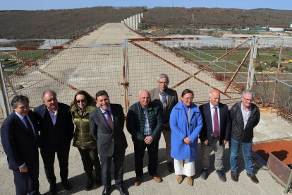 La consejera de Movilidad y Transformación Digital, María González Corral; y el consejero de Economía y Hacienda, Carlos Fernández Carriedo, visitan la variante de Guardo.- ICAL