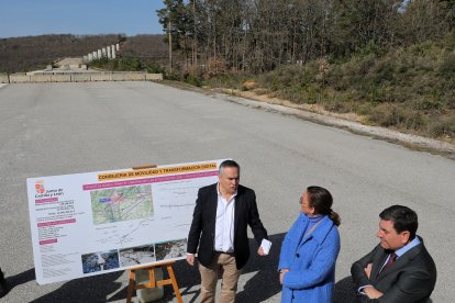 La consejera de Movilidad y Transformación Digital, María González Corral; y el consejero de Economía y Hacienda, Carlos Fernández Carriedo, visitan la variante de Guardo.- ICAL