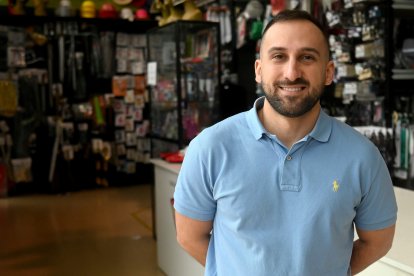El médico Roberto Alcalde, junto a las gerentes de Disfraces Gilmar, Esther y Beatriz Gil Martín, con el disfraz que se subastará para recaudar fondos para la Asociación Española Contra el Cáncer de Burgos. -ICAL.