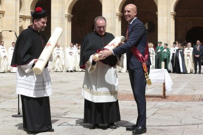 El alcalde de León, José Antonio Diez, participa en la ceremonia tradicional de Las Cabezadas. - ICAL