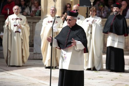 El alcalde de León, José Antonio Diez, y el exabad de San Isidoro Francisco Rodríguez protagonizan la ceremonia tradicional de Las Cabezadas.- ICAL